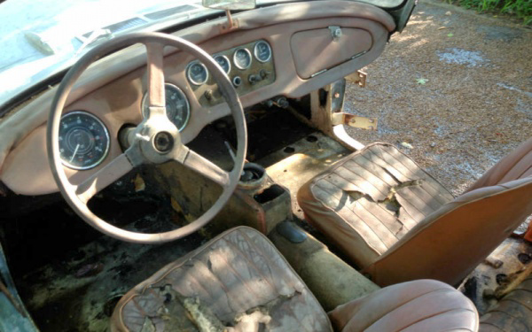 1961-Daimler-SP250-interior