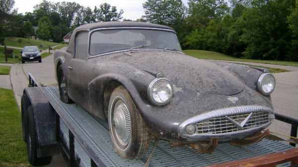 barn-dart-1959-daimler-sp-250-on-trailer