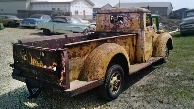 061116 Barn Finds - 1949 Diamond T 201 - 3